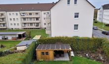 Ausblick auf den Garten mit der Chillecke für Gäste