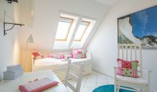 Das erste Schlafzimmer mit ausziehbarem Kojenbett
