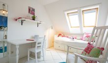 Das erste Schlafzimmer mit ausziehbarem Kojenbett