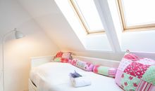 Das erste Schlafzimmer mit ausziehbarem Kojenbett