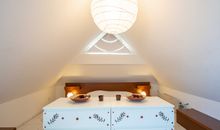 Das zweite Schlafzimmer im Dachgeschoss mit Doppelbett