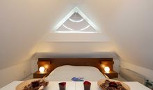 Das zweite Schlafzimmer im Dachgeschoss mit Doppelbett