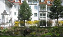 Sie parken mit dem Auto auf unserem Hof , das Grundstück ist gesichert.