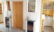 Blick vom Wohnzimmer in die separate Küche mit Fenster, Vollausstattung mit Mikrowelle, Grill, Wasserkocher usw.
