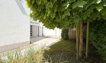 bestuhlter Balkon mit Blick ins Grüne