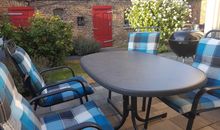 Terrasse mit Gartenmöbel und Grill