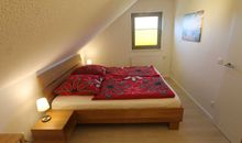 Schlafzimmer mit Doppelbett