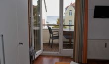 Schlafzimmer mit Balkon und Blick auf die Ostsee
