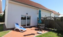 Terrasse mit Gartenmöbeln