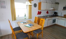 Wohnzimmer mit Essbereich und Küche