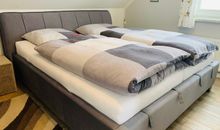 Schlafzimmer mit Doppelbett