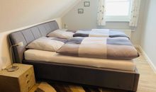 Schlafzimmer mit Doppelbett