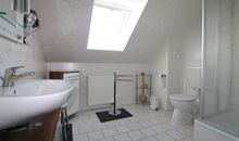 Badezimmer mit Dusche und WC