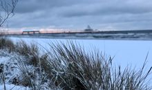 Strand im Winter mit Blick zur Seebrücke
