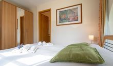 Das 2. Schlafzimmer mit Doppelbett und Kleiderschrank