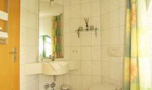 Das Tageslichtbad mit Dusche und WC