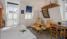 Wohn-/Schlafbereich mit Küchenzeile und Zugang zum Balkon