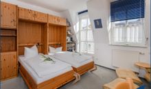 Wohn-/Schlafbereich mit Küchenzeile und Zugang zum Balkon