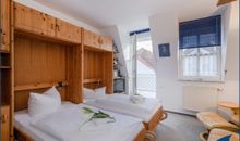 Wohn-/Schlafbereich mit Küchenzeile und Zugang zum Balkon