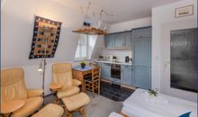 Wohn-/Schlafbereich mit Küchenzeile und Zugang zum Balkon