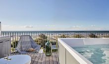 Baltic Hideaway Beach Hotel Warnemünde - Sky Suite mit Dachterrasse und Meerblick-Whirlpool