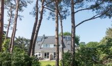 Bungalow im eingewachsenen Garten mit Blick zur Einfahrt des Grundstücks