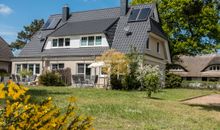 Blick vom Garten auf den Bungalow
