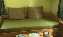 Schlafsofa mit Kissen im Wohnzimmer