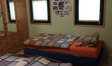 Einzelliege und Kleiderschrank im Schlafzimmer