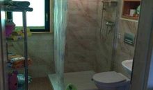 Bad mit Dusche, WC und Waschbecken