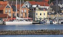 Blick über die Schlei auf die Ferienwohnungen
