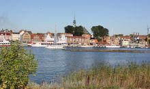 Blick auf das Ferienhaus über die Schlei