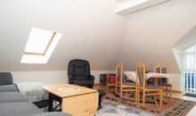 Der gemütliche Wohnbereich mit Sitzgarnitur und Essecke