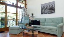 Der Wohnbereich mit einem gemütlichen Sofa