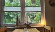 Esstisch mit Gartenblick