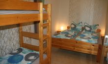 Schlafraum mit Doppelbett und Etagenbett