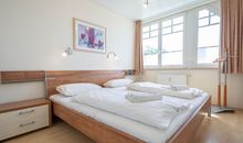 Das helle freundliche Schlafzimmer mit Doppelbett