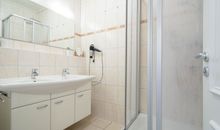 Das Bad mit Dusche und WC