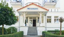 Der Haupteingang des Hauses Miramare