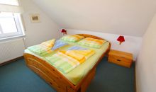 Schlafzimmer mit Doppelbett