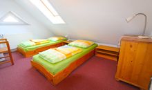 Schlafzimmer mit drei Einzelbetten