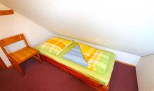 Schlafzimmer mit drei Einzelbetten