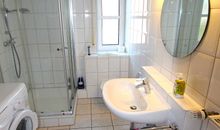 Badezimmer mit Dusche und WC