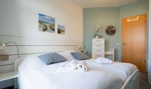 Das erste Schlafzimmer mit Doppelbett  und großem Kleiderschrank