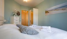 Das erste Schlafzimmer mit Doppelbett  und großem Kleiderschrank