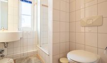 Das Bad mit Dusche und WC