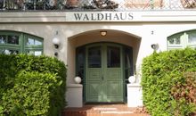 Das Waldhaus von außen - der Eingangsbereich