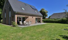 Auszeit Ferienhaus - Blick auf das wunderschöne Ferienhaus mit großem Grundstück