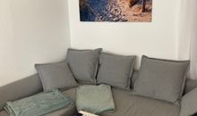Couch mit kleinem Tisch