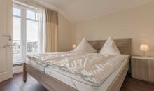 Wohnbereich mit schwarzem Lederecksofa